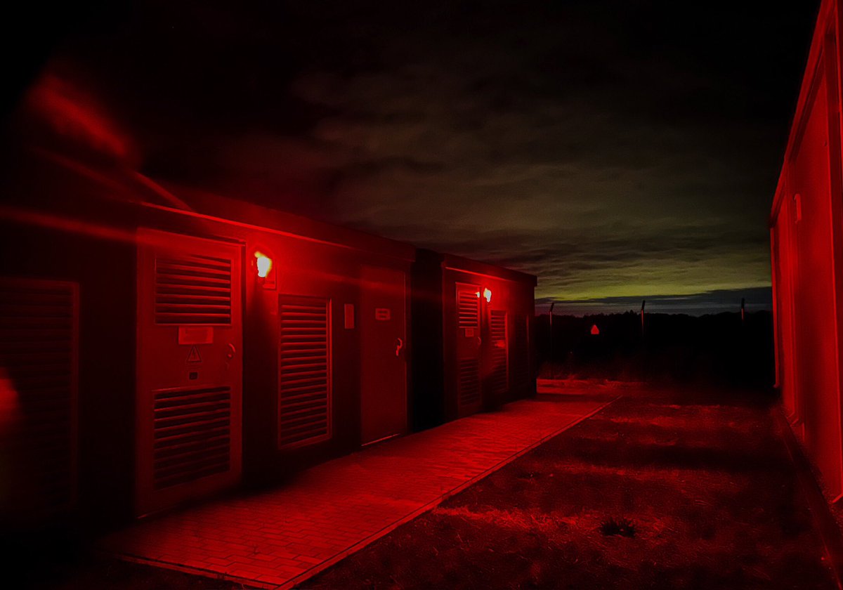 PhillipGoik's tweet image. Flüsternde Energie im Mondlicht ⚡️ Bzzzz 
Irgendwie hat es etwas mystisches.

#Strom #Transformator #Mondlicht #Elektrizität 
@N_Schmid