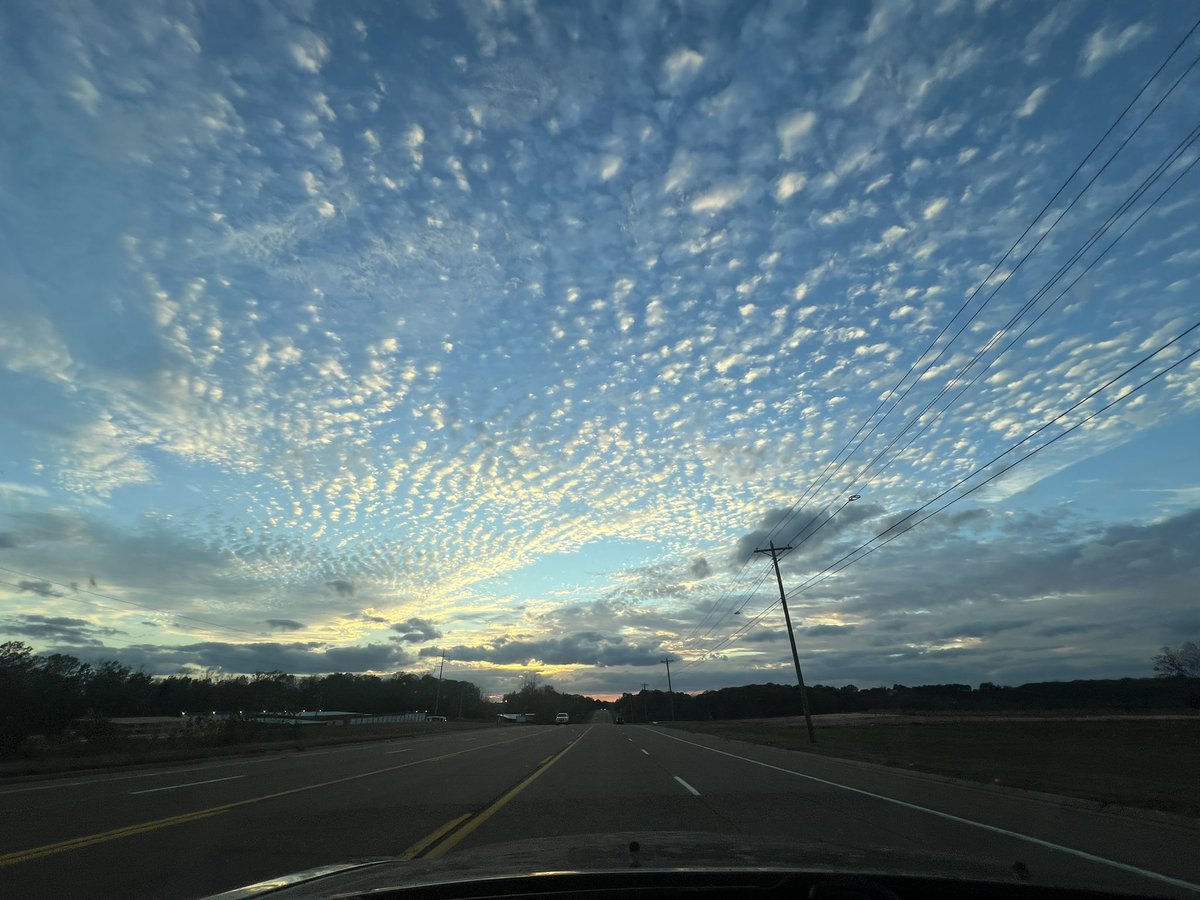 j_mont01's tweet photo. @Chemtrail101 Tennessee today https://t.co/zAOVMzNIZP