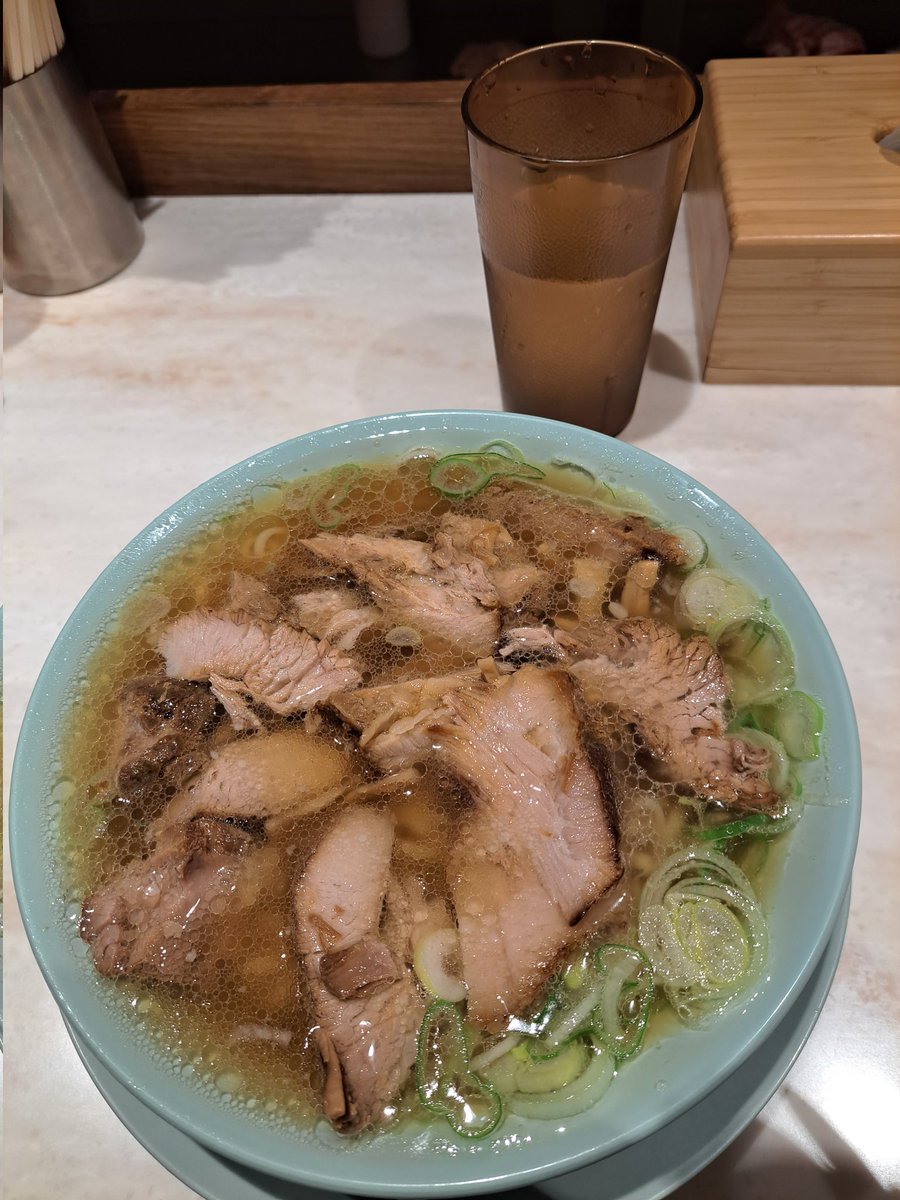 ayasuna's tweet photo. 本日は業務で、神田にきております。ランチは、ちゃん系の神田ちえちゃんラーメンにて、チャーシュー麺を頂きました。チャーシューのボリュームあり、昔ながらの中華そばにチャーシューの脂が溶けだし、絶妙な味わい、一瞬あっさりに見えますがしっかり重いラーメンです。#神田　#ラーメン　#ちゃん系 https://t.co/pL8xvbnmvG