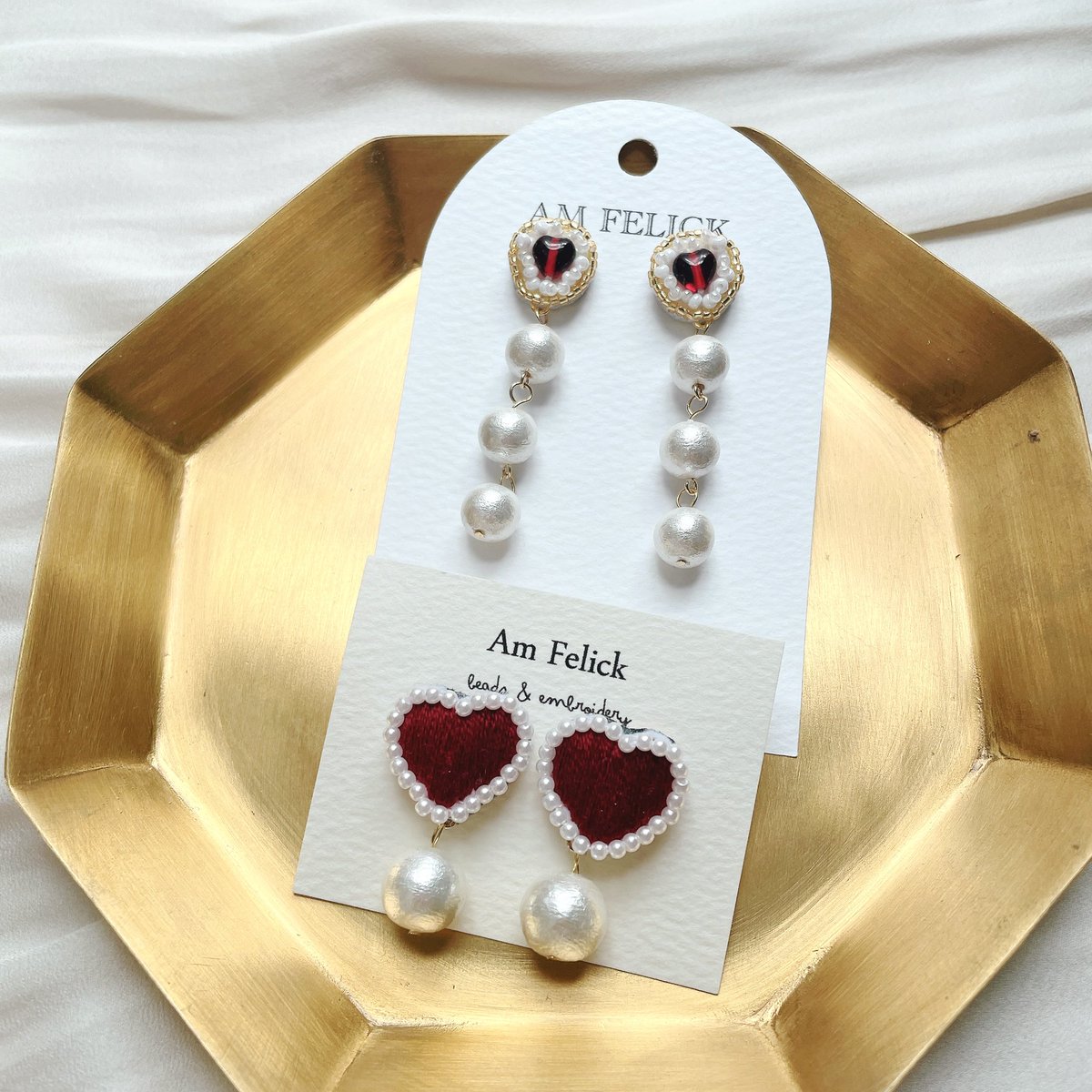 おはようございます☀

ガーリーなハート刺繍の耳飾り♥️
つくりました🪡

#刺繍 #ハンドメイド #Creema #ハート刺繍 #ハートアクセサリー