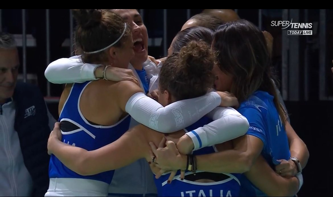 fabrizio brancoli (@fbrancoli) on Twitter photo Queste ragazze così umane, mai invincibili ma spesso vincenti, che non hanno superpoteri, che non dominano ma sanno soffrire ed emergere. Queste principesse azzurre che baciano noi rospi del tennis e ci fanno diventare bellissimi.
#BillieJeanCup 🇮🇹 <a href="/taxgarbin/">Tathiana Garbin</a> 🫶🏻💙🎾 Queste ragazze così umane, mai invincibili ma spesso vincenti, che non hanno superpoteri, che non dominano ma sanno soffrire ed emergere. Queste principesse azzurre che baciano noi rospi del tennis e ci fanno diventare bellissimi.
#BillieJeanCup 🇮🇹 <a href="/taxgarbin/">Tathiana Garbin</a> 🫶🏻💙🎾