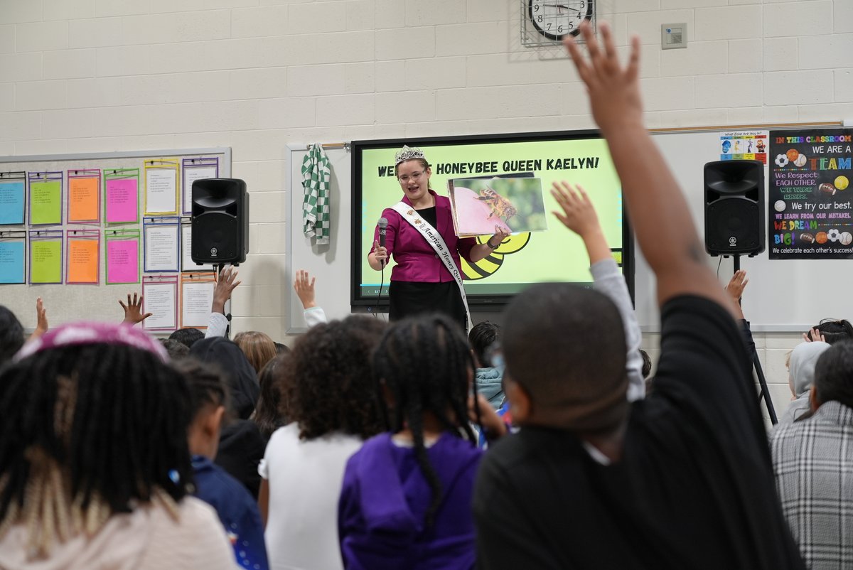 PWCSNews's tweet photo. 👸🐝 There was a royal visitor at Minnieville Elementary School as American Honey Queen Kaelyn Sumner visited! 

A senior at Kansas State University, Sumner educated the students on bees, various types of honey around the country and more. https://t.co/86iNDJBFKU