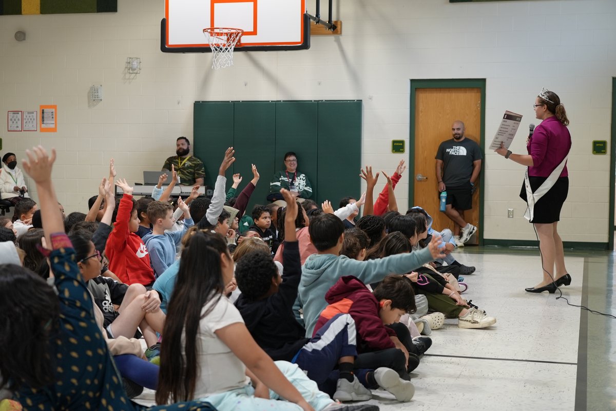 PWCSNews's tweet photo. 👸🐝 There was a royal visitor at Minnieville Elementary School as American Honey Queen Kaelyn Sumner visited! 

A senior at Kansas State University, Sumner educated the students on bees, various types of honey around the country and more. https://t.co/86iNDJBFKU