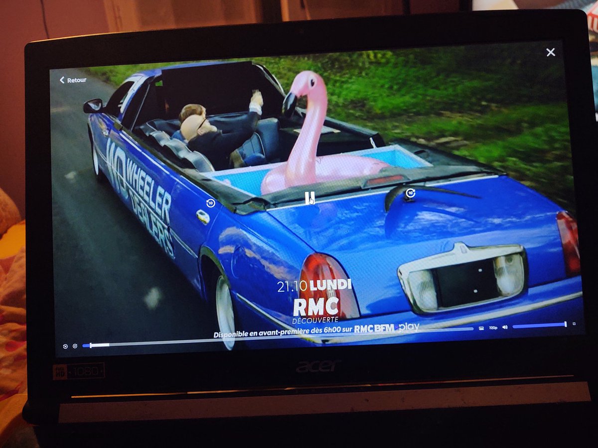 peleorg's tweet photo. Transformer une limousine en cabriolet avec piscine, c'est original https://t.co/eqfGNQJt7P