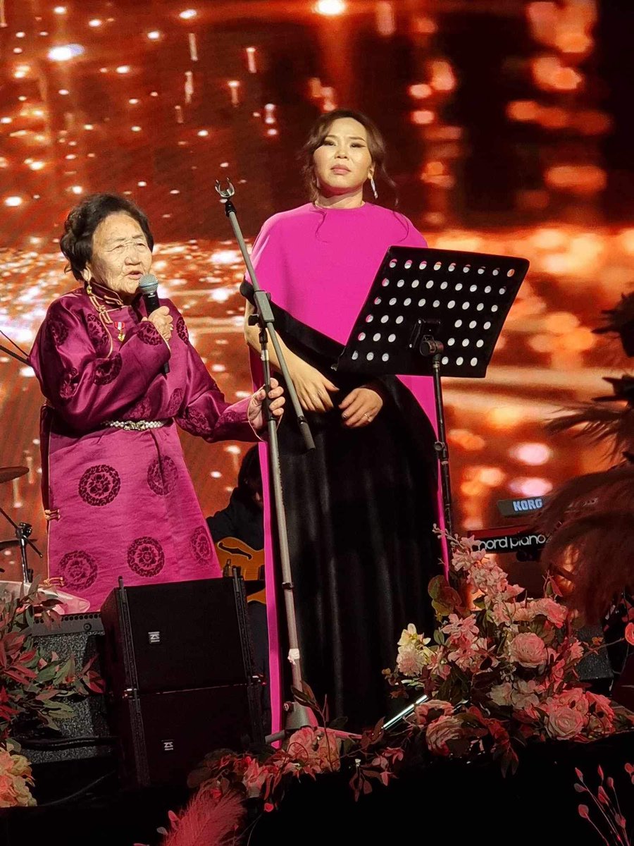 96 настай ээж минь зээ охин дуучин Хулангийн тоглолт дээр...