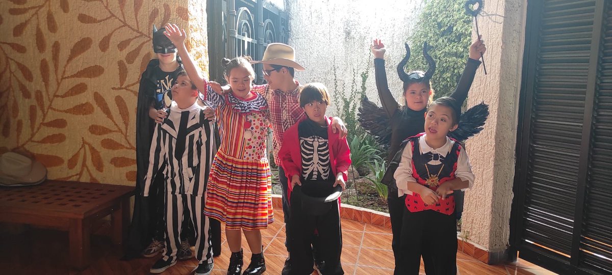 lacasadown's tweet image. A principios de este mes tuvimos nuestra ya tradicional, fiesta de disfraces. Originales y divertidos fueron los disfraces que llevaron nuestros alumnos y maestras.
Como siempre, la alegría de los alumnos hizo especial a este festejo.
#LaCasaDown  #LCDG #educacion #sindromededown