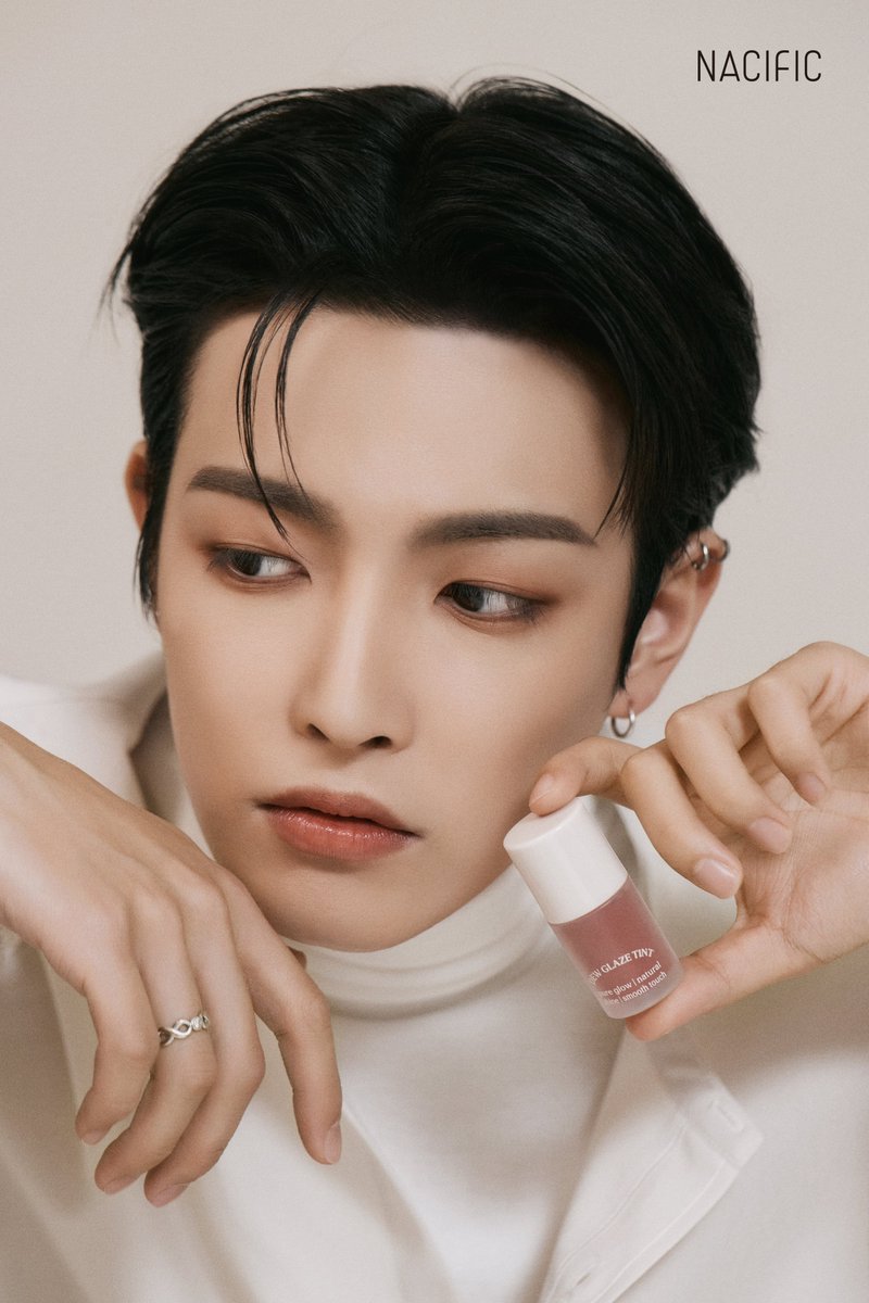 KrNacific's tweet image. 𝙉𝘼𝘾𝙄𝙁𝙄𝘾 𝙓 𝘼𝙏𝙀𝙀𝙕

𝐃𝐞𝐰 𝐆𝐥𝐚𝐳𝐞 𝐓𝐢𝐧𝐭
 
홍중'𝒔 𝒈𝒍𝒐𝒘 │칠링 애플
안색을 밝혀주는 애플 레드에 브릭 한 겹

#네시픽 #홍중 #듀글레이즈틴트 
#nacific #HONGJOONG #dewglazetint