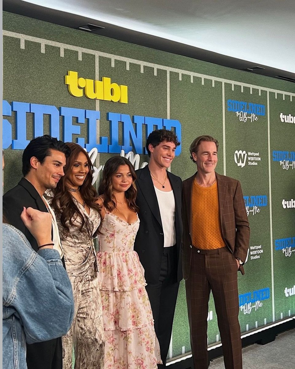 glittermagazine's tweet photo. Stars Noah Beck, Siena Agudong, Drew Ray Tanner, Deborah Cox, and James Van Der Beek at the ‘Sidelined: The QB and Me’ film premiere. 

#SidelinedTheQBAndMe #NoahBeck #SienaAgudong #DrewRayTanner #DeborahCox #JamesVanDerBeek https://t.co/KNrFh71Trb