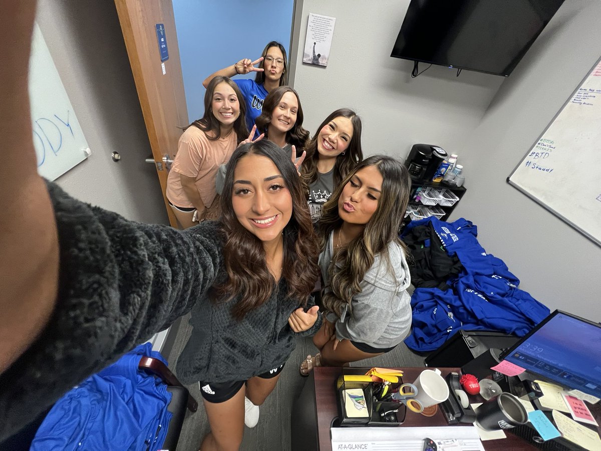 SELENA REYNA tweet media