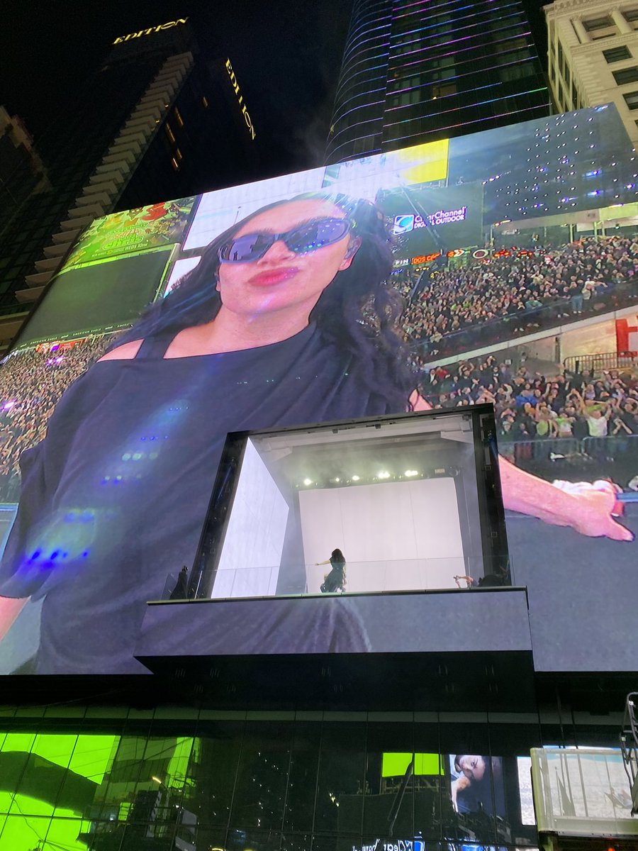 barricade for the princess of times square 🫶🏻