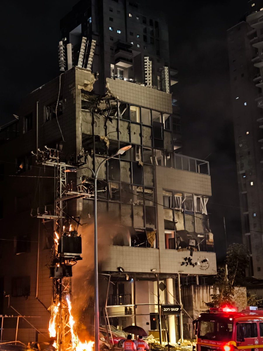 🔴🔴🔴
Bangunan yang terkena serangan di pusat Tel Aviv.