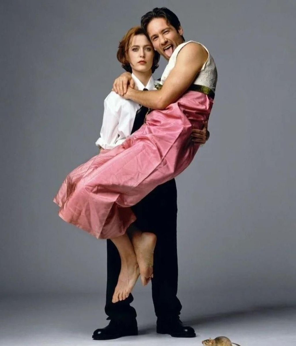 MSRtouchstone's tweet image. Just a reminder, #DavidDuchovny has this picture on his wall. #Gillovny