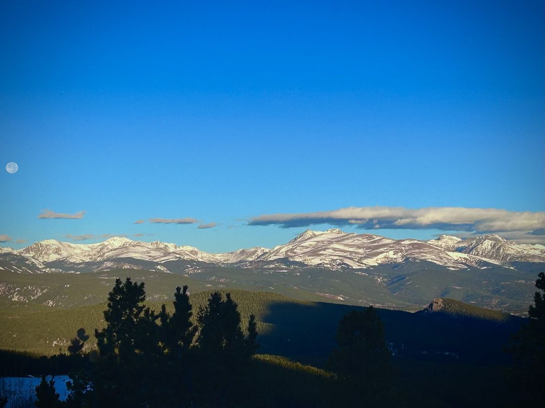 Monday blues, but the right kind of blues 🏔️

📍 Golden Gate Canyon State Park
