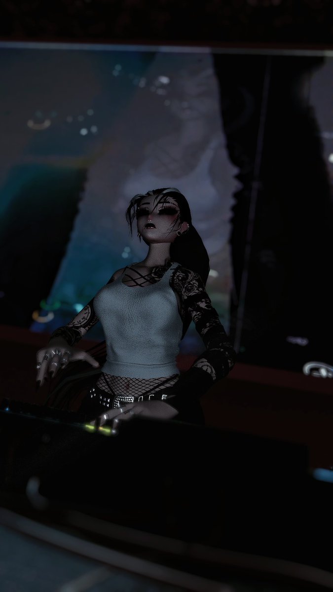 FilthyG spinning at Senpais Squad last event 🖤