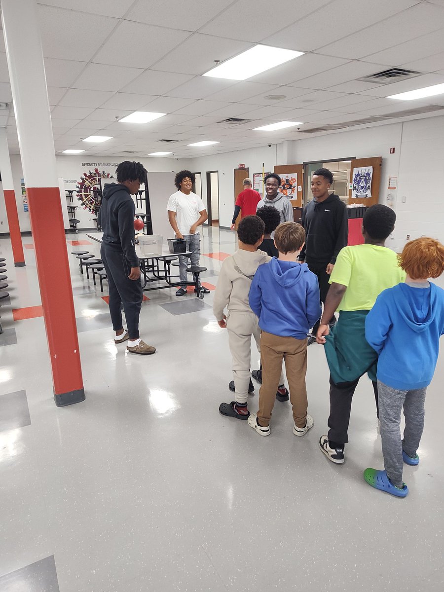 MsMichael0314's tweet photo. Thankful to be partnering with Mr. Ridders Ethical Leadership class at NHS to offer mentoring to our NIS 4th graders! ❤️🐾 https://t.co/dKOxnlsSOt