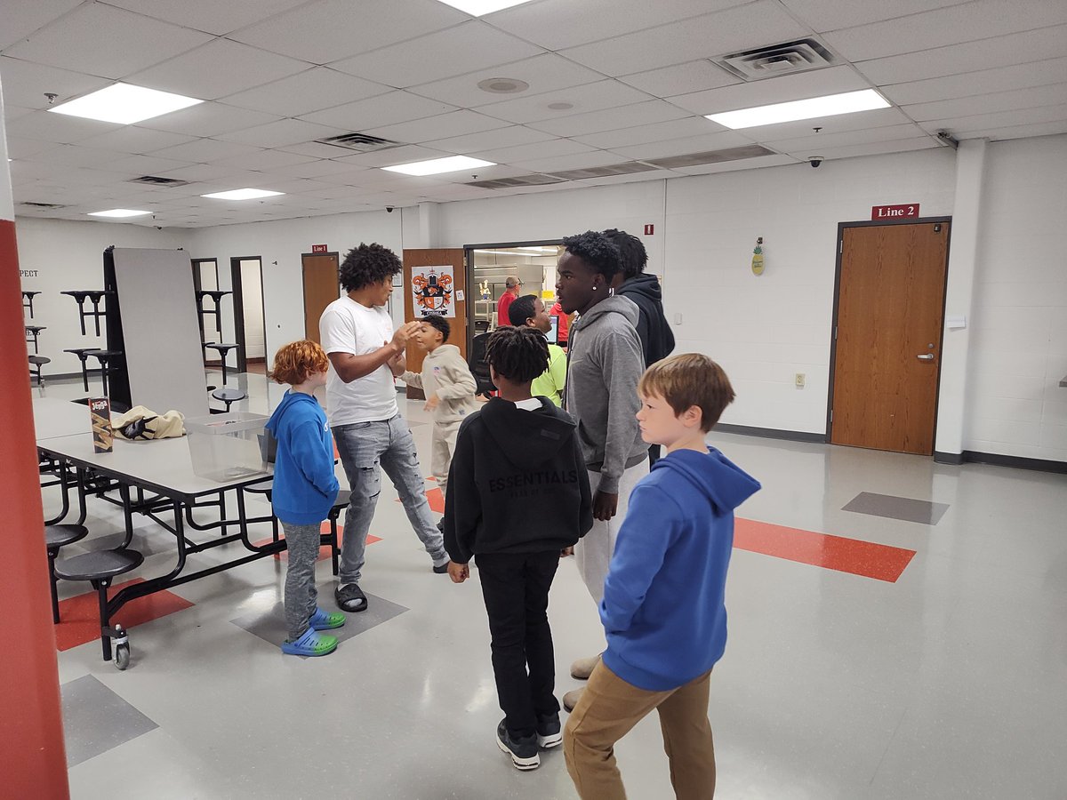 Thankful to be partnering with Mr. Ridders Ethical Leadership class at NHS to offer mentoring to our NIS 4th graders! ❤️🐾