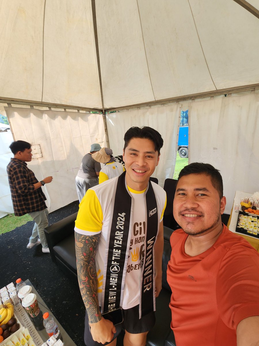 rezamoch's tweet image. Ketemu si glenn victor waktu minggu kemaren di backstage tropicana slim.. minder bgt liat perut sendiri 😄

#Lmen