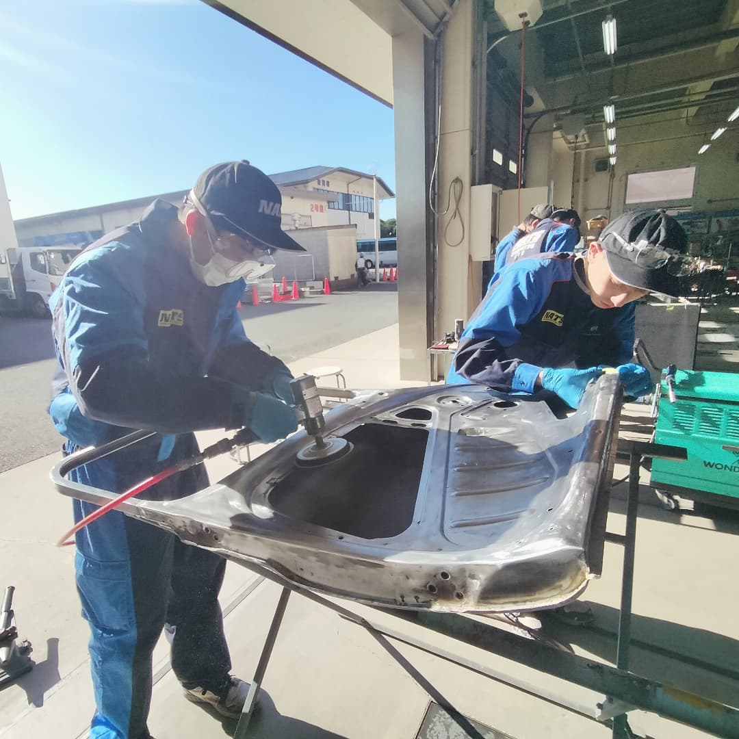 NATS_Sodegaura's tweet photo. 今年もレストアします！【東京オートサロン2025】

NATS 袖ケ浦校 自動車車体整備科では、東京オートサロンに向けて1969年式スバル360のレストア作業が進行中！
クルマは小さいですが、作業はたっぷり!!
さあ！楽しく安全に行きましょう-`💪 https://t.co/acAKTzmEXl