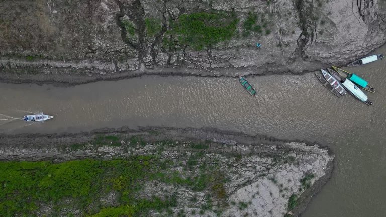 IamASTREA's tweet photo. La intensa sequía ha convertido en playa algunas zonas del Río Amazonas. 
El eminente Cambio Climático es cada vez más devastador para nuestro planeta, y ahora se tomó uno de los ríos más grande del mundo. https://t.co/Nqaunrt5ZN