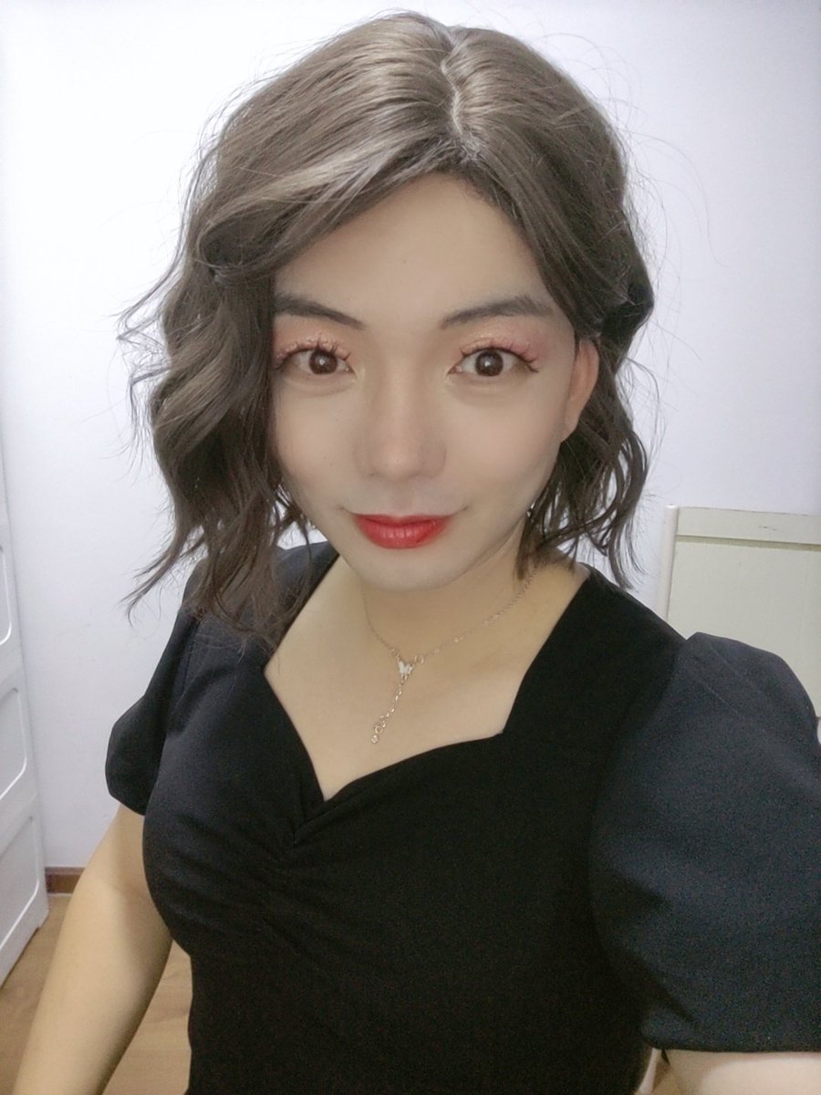 tPX4gbeQChutQhg's tweet photo. 六级伪娘：

开始迷恋高跟鞋，越买越高，终于搞清楚脚丫子如何放进尖尖的女鞋里了，在房间里“咯咯咯”走来走去乐此不疲，痛并快乐着
七级伪娘：

开始评估自己的脸和身材，看是不是天赋党。如果不是，萌生退意。毕竟谁也不喜欢丑八怪，男相着女装，会被人骂成变态。多数人在七级退出 https://t.co/LYkbawOzEP