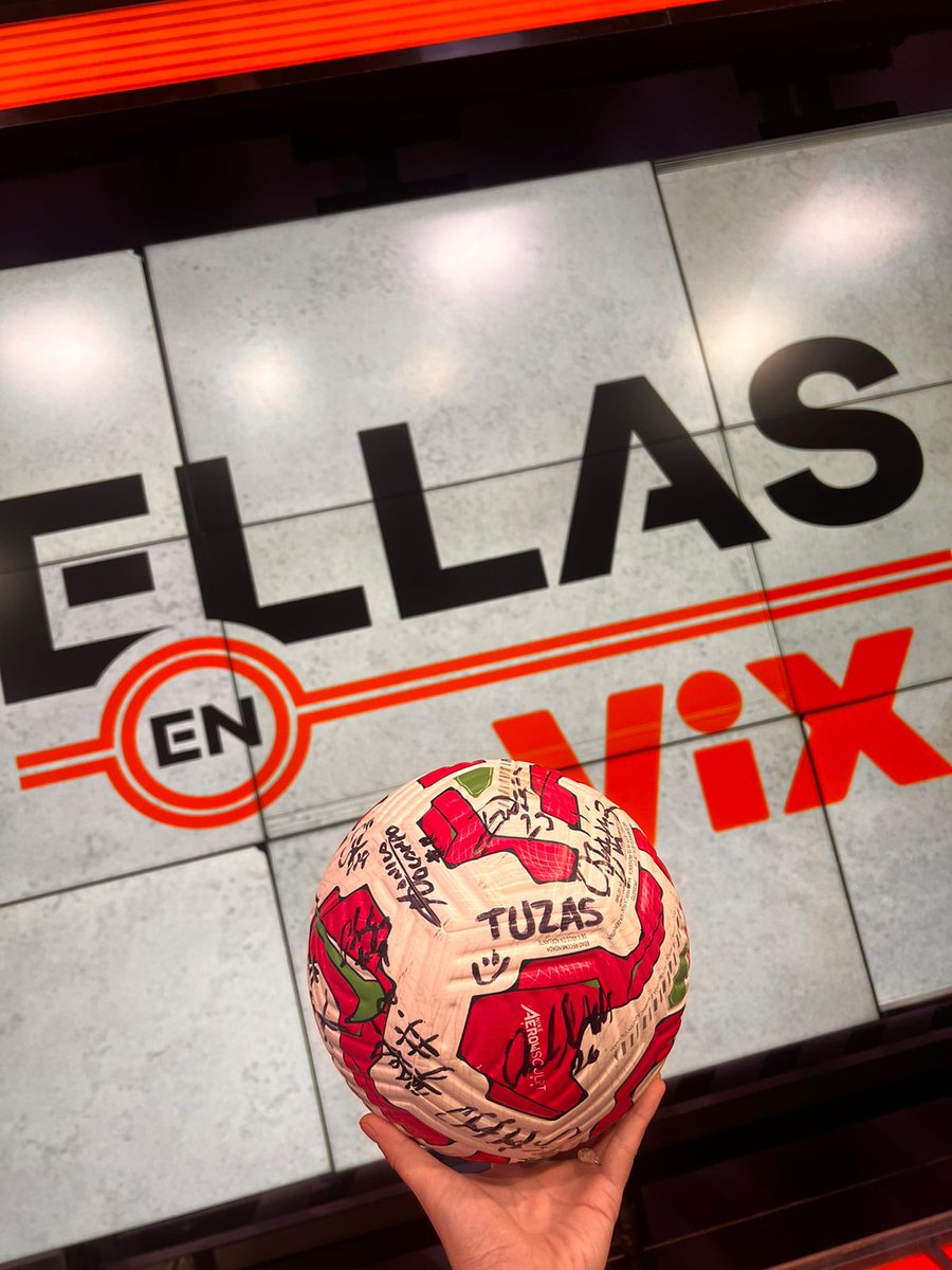 redes_TUDN's tweet photo. En #EllasEnVIX 🥳¡ESTAMOS DE FIESTA!🥳 

@Sarela8 @Geo_Gonzalez @marifermora90 @cweigend7 @ramon_aranza tienen una sorpresa ¡PARA TI! 

¿¡Quiénes son las campeonas de goleo que ha tenido @TuzosFemenil?! Contesta correctamente y llévate esta belleza⚽️🤩🫰 https://t.co/JLpnZfyRyt