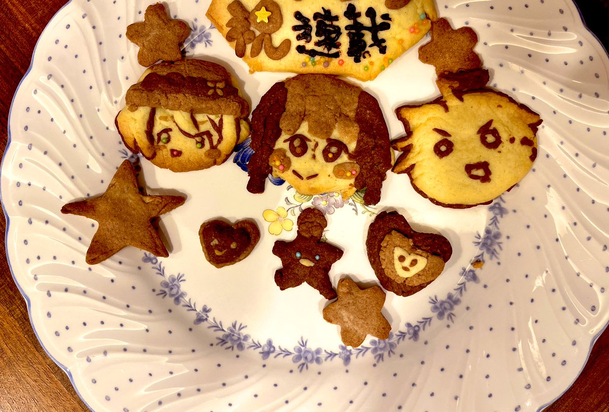 Taishi_Tsutsui's tweet photo. 奥さんと娘が連載記念にクッキー焼いてくれました！
うれしい…
上手…
天才……
頑張ろう

#シド・クラフトの最終推理 https://t.co/Ojm57Q9Wi4