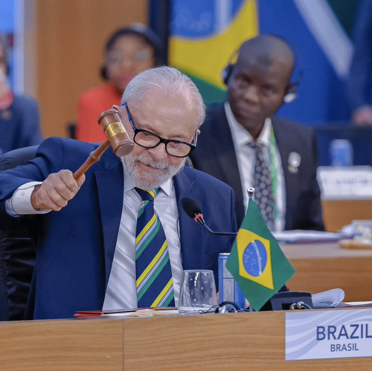 mendlowicz's tweet photo. Está decidido, vamos taxar blusinhas da Shein e gastar o dinheiro com influencers que apoiam o Governo 🤡 https://t.co/5zXipckJOp