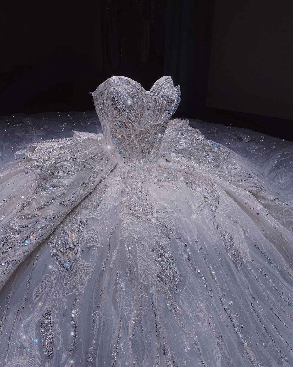 ClothesAesthe's tweet photo. sparkly gown https://t.co/mN4vc34M0V