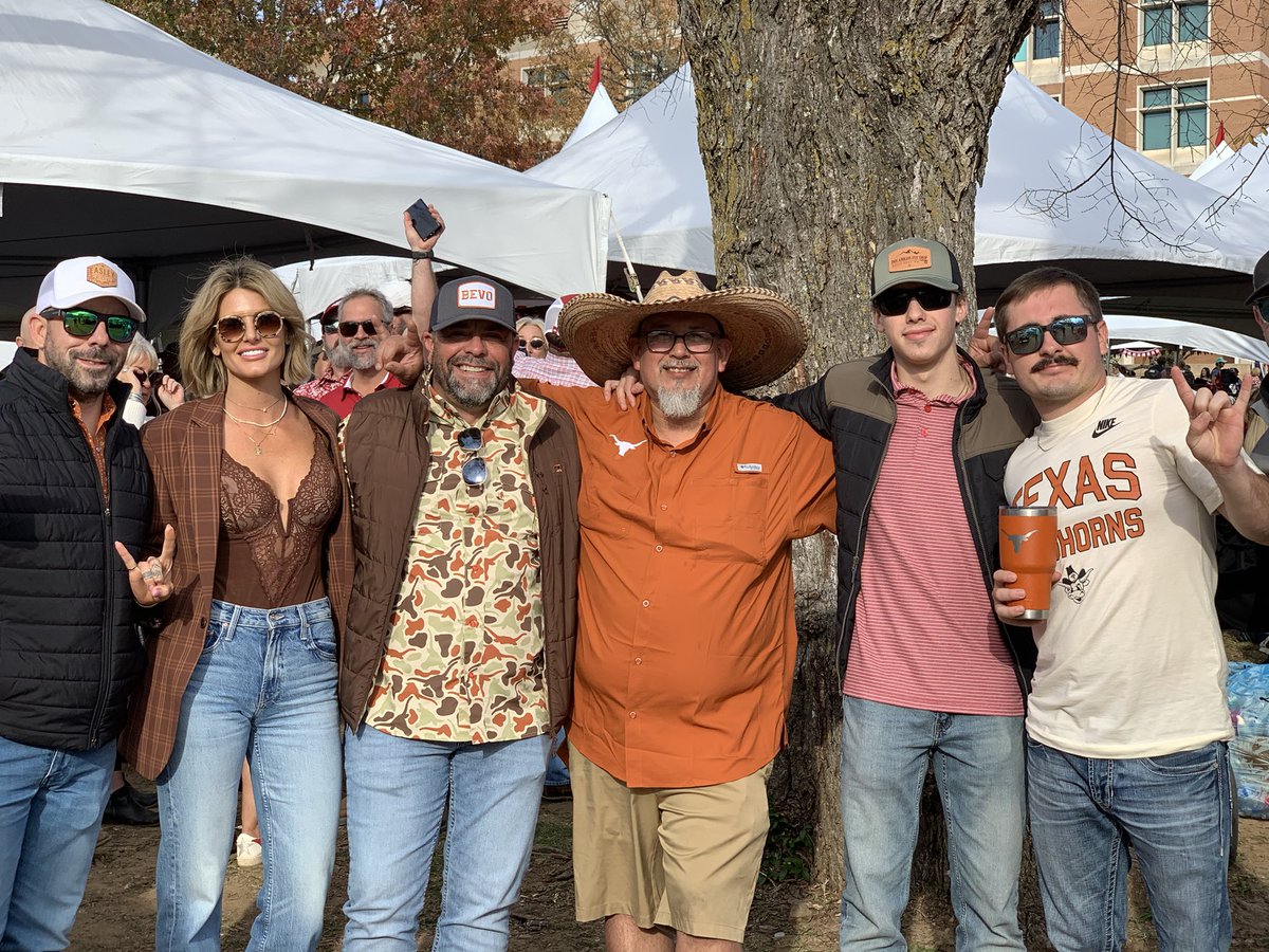 smashedhalos's tweet image. Had a great time with @cullicull_xi and family. Visiting Fayetteville. Meeting up with old friends and making New ones. @mikethompson83 was missed. 
See y’all next weekend in Austin.