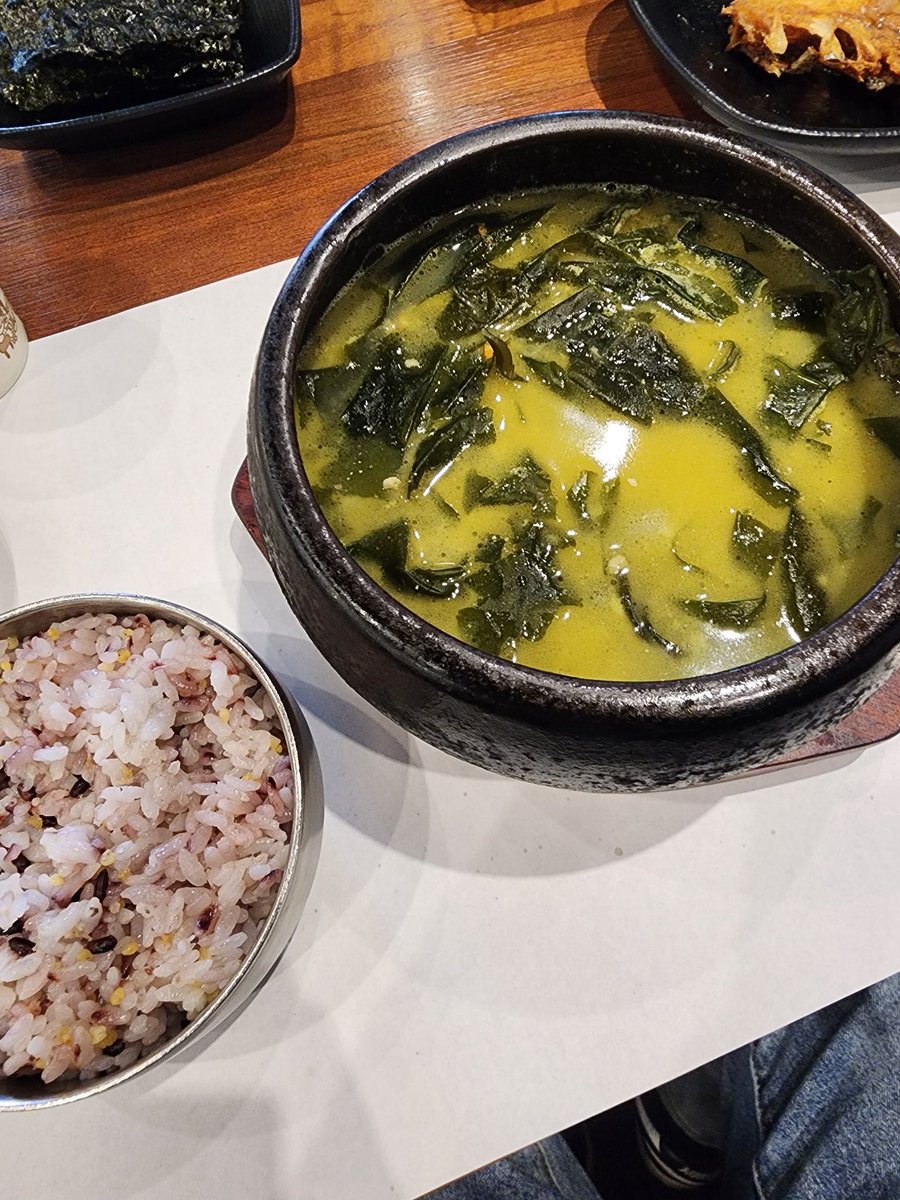 미역국집에서 생일이라고 가자미 구이도 주고 신기ㅋㅋ