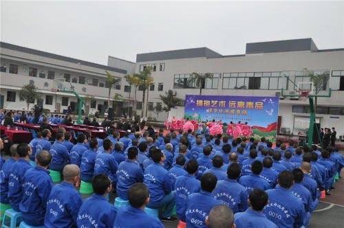 thinking_panda's tweet photo. USA claims this photo is a "Uyghur concentration camp”.

The sign reads: 拥抱艺术, 远离毒品.

This photo is a drug rehab center.

Come on, Americans, keep attacking us for not caring about the freedom of drug addicts.

YOU LOVE  DRUGS, WE DON'T!😅 https://t.co/C93qxlTn6R
