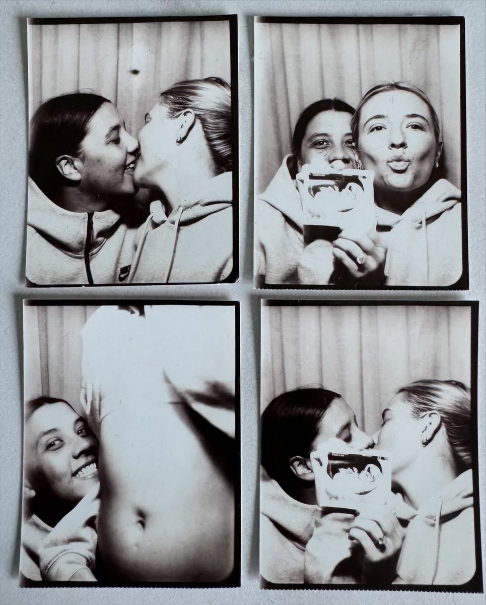 feemfutbool's tweet photo. 🌟 Y saliendo un poco del fútbol...👶✨️ ¡Kristie Mewis y Sam Kerr están esperando su primer bebé! 🍼💙 Una noticia que llena de alegría dentro y fuera del campo. 🎉👏 
#FútbolFemenino #SamKerr #KristieMewis #BabyNews https://t.co/aNnr1TDdrK
