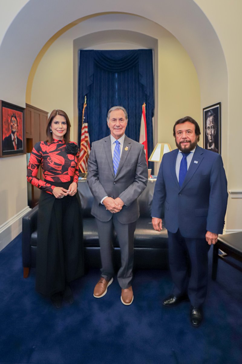 VCpresidenciaSV's tweet photo. 🇸🇻 🤝🇺🇸  Previo al lanzamiento del Congressional U.S. El Salvador Caucus, el Vicepresidente de la República, Sr. Félix Ulloa hijo (@fulloa51) y la Embajadora de El Salvador, Sra. @milenamayorga se reunieron con el Congresista y Presidente del Comité de la Cámara @GOPpolicy, Sr. Gary Palmer en el Cannon  House Office Building, Washington, D.C.

Durante este encuentro, abordaron el éxito en materia de seguridad que ha transformado a El Salvador y cómo estas medidas han contribuido a reducir la migración irregular, citando, que el país ya no figura entre los 10 con mayor migración irregular hacia Estados Unidos, marcando un hito en la historia reciente.  

Igualmente, el Vicepresidente Ulloa destacó las iniciativas lideradas por el Presidente, Sr. @nayibbukele para fomentar la migración inversa, incentivando a la diáspora a regresar, cumplir el sueño salvadoreño y disfrutar de una nación segura, con oportunidades para invertir, visitar o residir.  

“Aunque seamos pequeños en territorio, queremos ser grandes en nuestras acciones”, enfatizó el Vicepresidente @fulloa51 al hablar sobre el despegue económico del país y como la estrategia integral del Presidente Bukele permite a la nación avanzar hacia la cuarta revolución industrial. Este esfuerzo ha atraído a empresas de talla mundial, como Google Cloud, que ya opera en El Salvador y contribuye a la transformación digital del gobierno, posicionando al país como un hub tecnológico regional.  

Por su parte, el congresista, @USRepGaryPalmer reconoció la transformación de El Salvador y la visión del Presidente, Sr. @nayibbukele de impulsar, a través de ideas estratégicas e integrales, el sueño salvadoreño.  Además, ratificó su apoyo para contribuir en el impulso de la inversión del país, incentivando a empresas de Europa y Estados Unidos y su visión de visitar próximamente el territorio salvadoreño.

Finalmente, la Embajadora Mayorga subrayó las acciones realizadas para mejorar la conectividad, transformar la matriz energética con enfoques amigables con el medio ambiente y posicionar a El Salvador como una nación capaz de ofrecer cooperación en emergencias sanitarias y climatológicas a otros países hermanos.