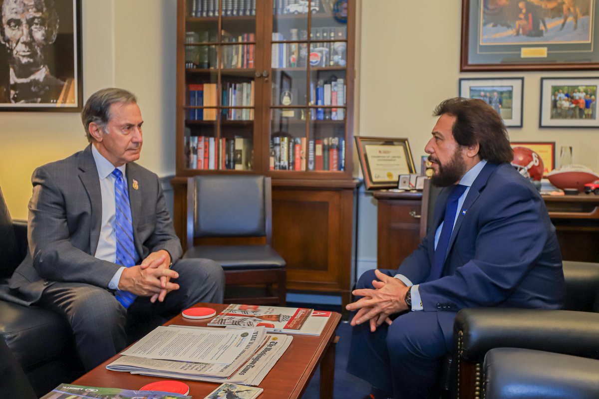 VCpresidenciaSV's tweet photo. 🇸🇻 🤝🇺🇸  Previo al lanzamiento del Congressional U.S. El Salvador Caucus, el Vicepresidente de la República, Sr. Félix Ulloa hijo (@fulloa51) y la Embajadora de El Salvador, Sra. @milenamayorga se reunieron con el Congresista y Presidente del Comité de la Cámara @GOPpolicy, Sr. Gary Palmer en el Cannon  House Office Building, Washington, D.C.

Durante este encuentro, abordaron el éxito en materia de seguridad que ha transformado a El Salvador y cómo estas medidas han contribuido a reducir la migración irregular, citando, que el país ya no figura entre los 10 con mayor migración irregular hacia Estados Unidos, marcando un hito en la historia reciente.  

Igualmente, el Vicepresidente Ulloa destacó las iniciativas lideradas por el Presidente, Sr. @nayibbukele para fomentar la migración inversa, incentivando a la diáspora a regresar, cumplir el sueño salvadoreño y disfrutar de una nación segura, con oportunidades para invertir, visitar o residir.  

“Aunque seamos pequeños en territorio, queremos ser grandes en nuestras acciones”, enfatizó el Vicepresidente @fulloa51 al hablar sobre el despegue económico del país y como la estrategia integral del Presidente Bukele permite a la nación avanzar hacia la cuarta revolución industrial. Este esfuerzo ha atraído a empresas de talla mundial, como Google Cloud, que ya opera en El Salvador y contribuye a la transformación digital del gobierno, posicionando al país como un hub tecnológico regional.  

Por su parte, el congresista, @USRepGaryPalmer reconoció la transformación de El Salvador y la visión del Presidente, Sr. @nayibbukele de impulsar, a través de ideas estratégicas e integrales, el sueño salvadoreño.  Además, ratificó su apoyo para contribuir en el impulso de la inversión del país, incentivando a empresas de Europa y Estados Unidos y su visión de visitar próximamente el territorio salvadoreño.

Finalmente, la Embajadora Mayorga subrayó las acciones realizadas para mejorar la conectividad, transformar la matriz energética con enfoques amigables con el medio ambiente y posicionar a El Salvador como una nación capaz de ofrecer cooperación en emergencias sanitarias y climatológicas a otros países hermanos.