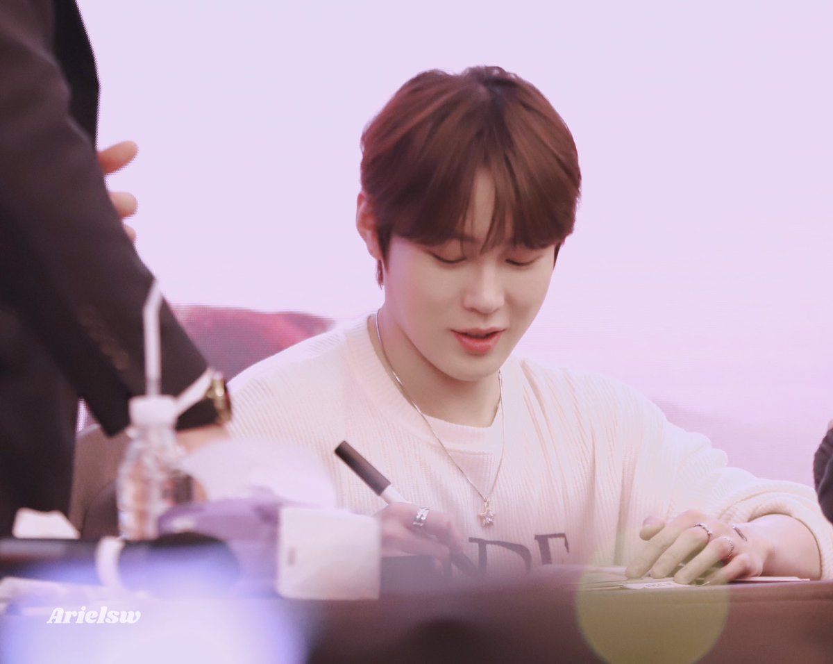 241117 상하이팬싸인

🌻🌻

#하성운
#HASUNGWOON
<a href="/gooreumseng/">하성운</a>