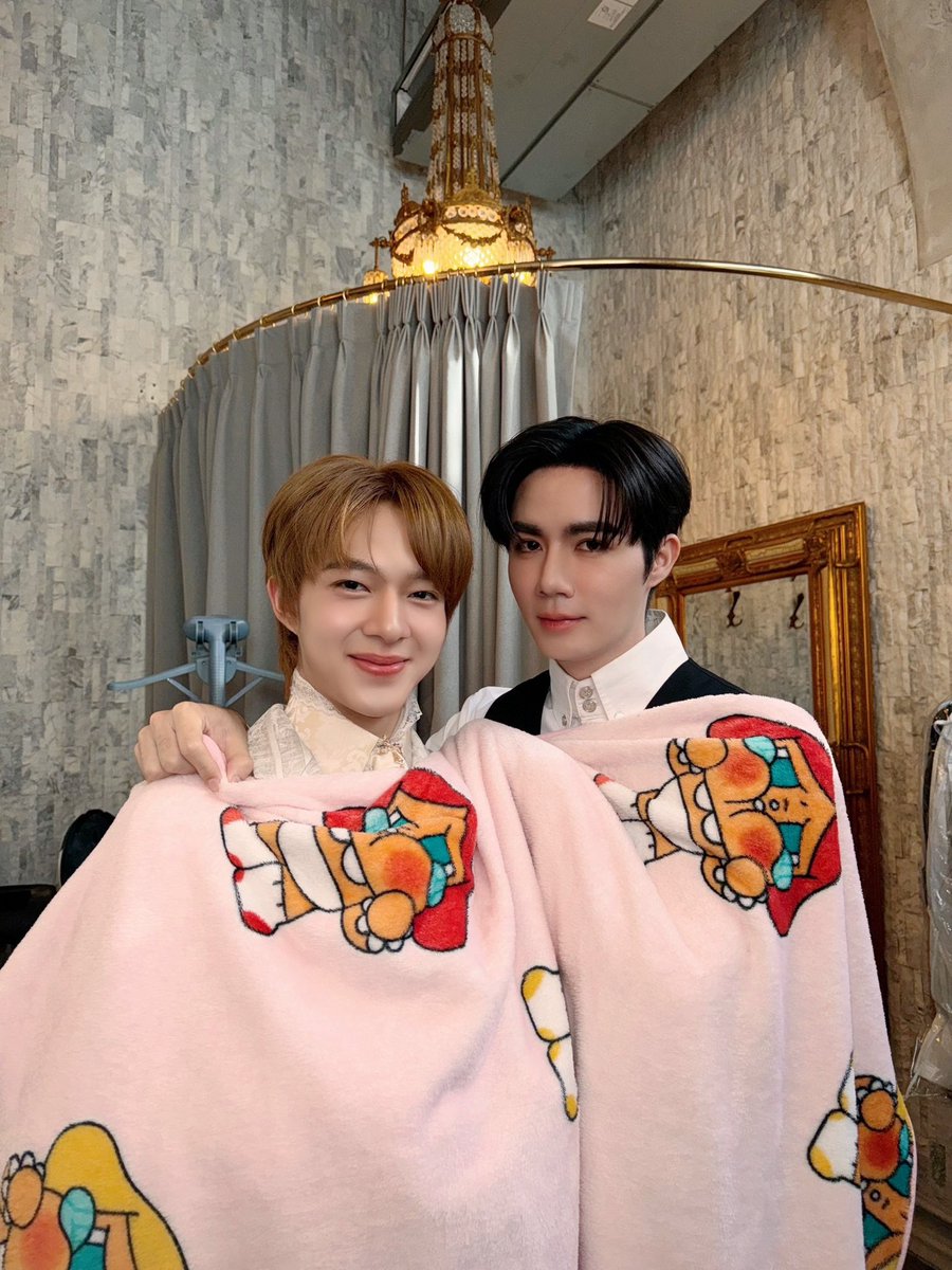 TheNextPrinceTH's tweet image. ข้ามฟ้าเคียงเธอ The Next Prince Series 👑⚔️

ข้ามฟ้าเคียงเธอ Q17 วันนี้ คุณหนูน้องคณินทร์กับองครักษ์พี่ชรัณมาทำอะไรที่วังน้าา🫢 แต่บอกเลยว่าอลังการสมฐานะสุด ๆ รอติดตามในซีรีส์กันนะคะ! 🎬✨️

ฝากทุกคนส่งกำลังใจให้กันด้วยนะคะ 🥰

The Next Prince Q17
#ข้ามฟ้าเคียงเธอQ17