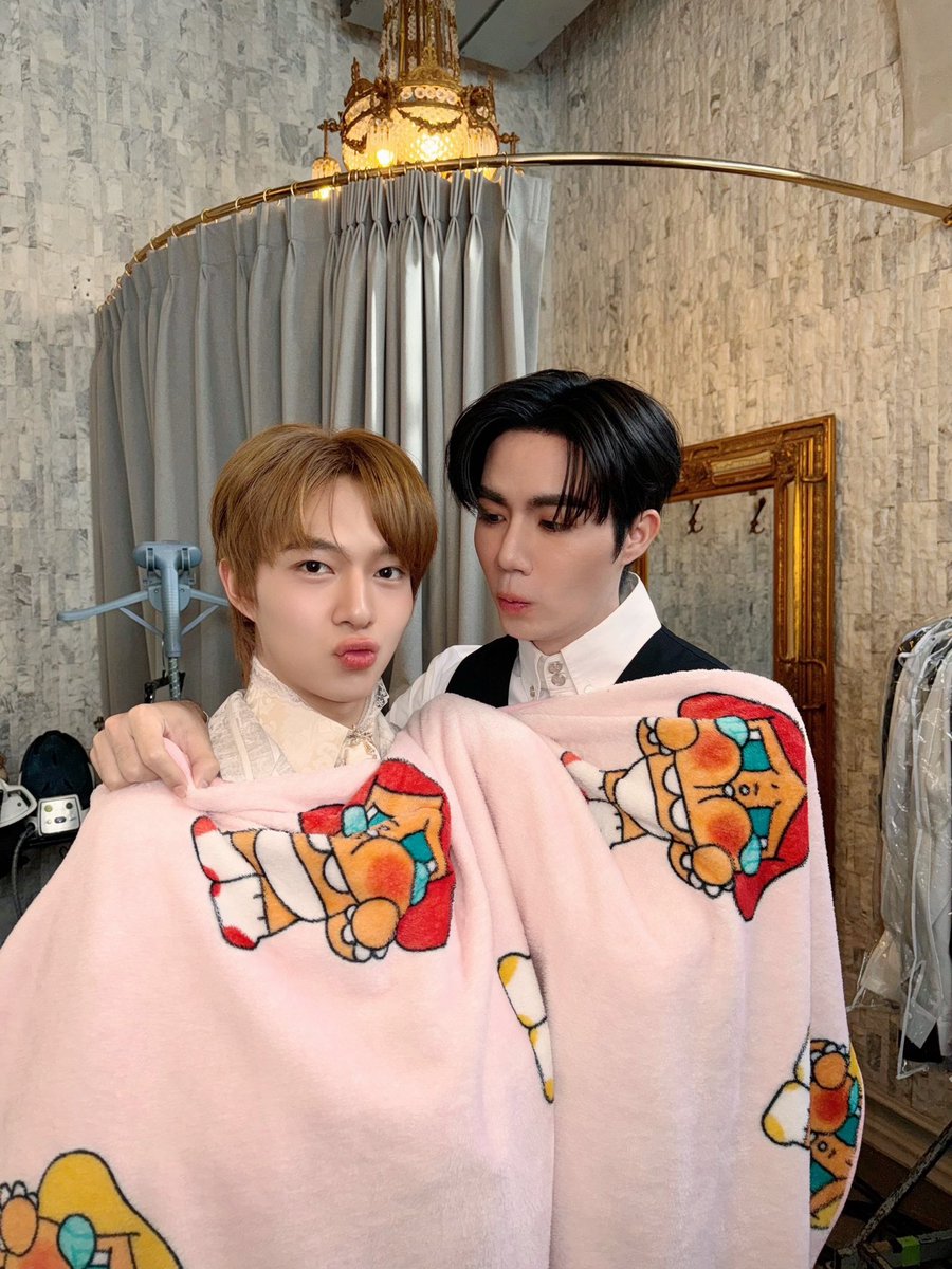 TheNextPrinceTH's tweet image. ข้ามฟ้าเคียงเธอ The Next Prince Series 👑⚔️

ข้ามฟ้าเคียงเธอ Q17 วันนี้ คุณหนูน้องคณินทร์กับองครักษ์พี่ชรัณมาทำอะไรที่วังน้าา🫢 แต่บอกเลยว่าอลังการสมฐานะสุด ๆ รอติดตามในซีรีส์กันนะคะ! 🎬✨️

ฝากทุกคนส่งกำลังใจให้กันด้วยนะคะ 🥰

The Next Prince Q17
#ข้ามฟ้าเคียงเธอQ17