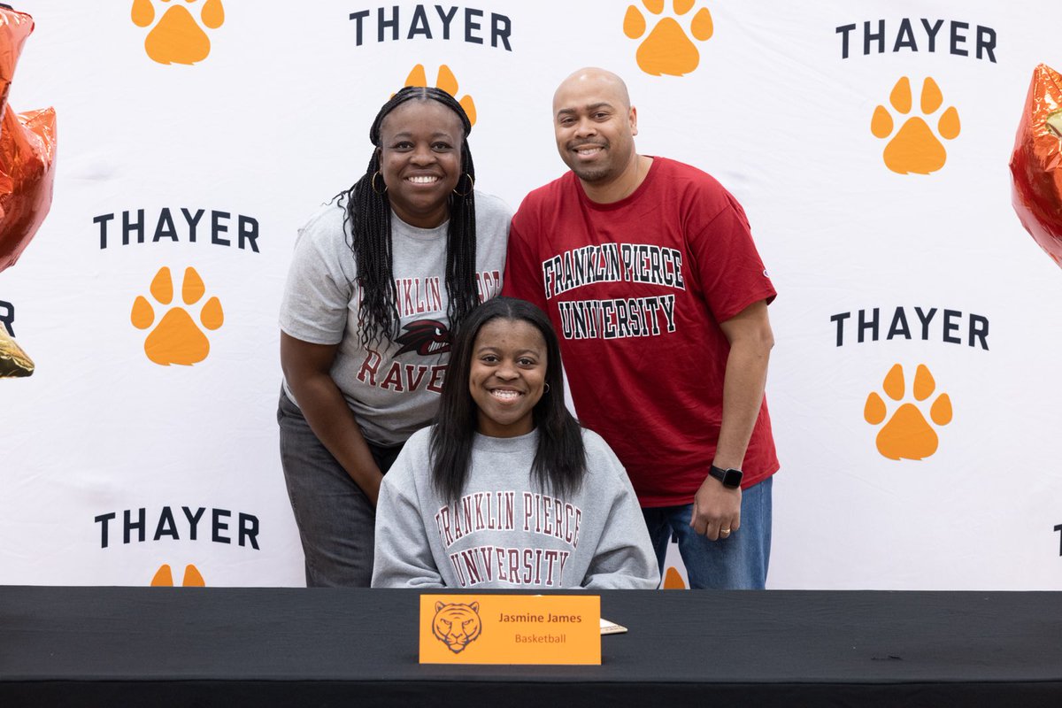 DanB1222's tweet image. Another happy signing day moment! @jazzj_21 (Double J) and her family are looking ahead to her playing at @FPURavensWBB (Her mom is the REAL baller in the James gang btw) @BashHoopsNE @TrevorHass @MAHuskies_eycl @MAHuskies