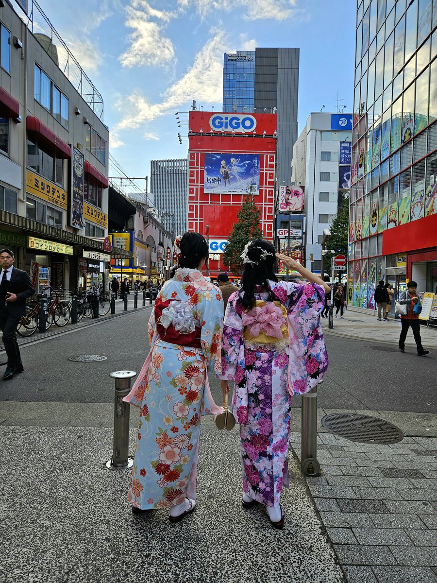 整個秋葉原只有我們兩個和服姑娘， @ecjojo_ai 沒有我那麼肥宅整天啟動，不過被我凹去秋葉原完成了宅宅穿和服的大反差，而且還是穿二尺～
然後因為背後花很貴拼命拍背後。🥰