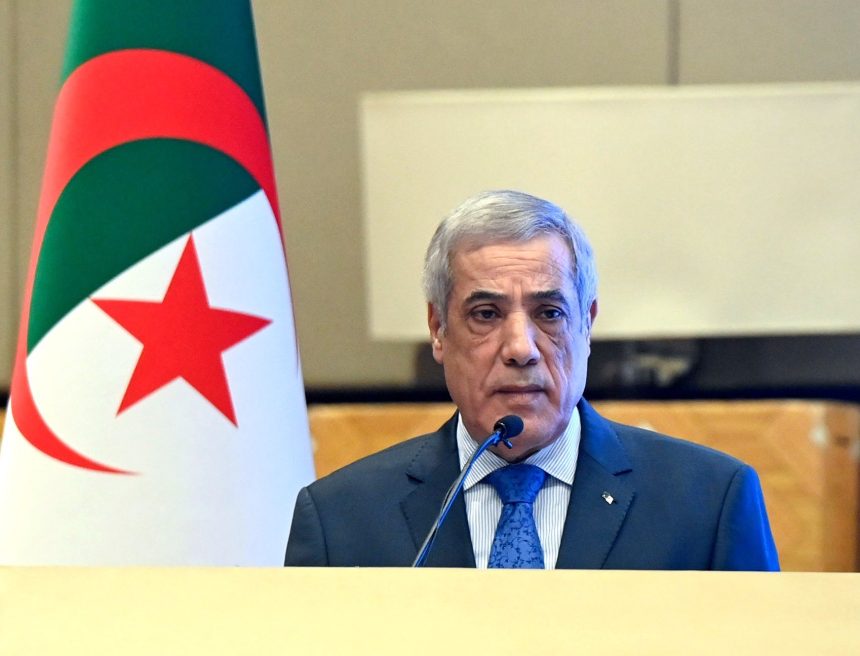 Cordiales felicitaciones y éxitos en sus funciones al Primer Ministro de #Argelia, Sr. Nadir Larbaoui, ratificado en su cargo.

Reiteramos la voluntad de continuar fortaleciendo los históricos lazos de hermandad, solidaridad y cooperación entre nuestras naciones.