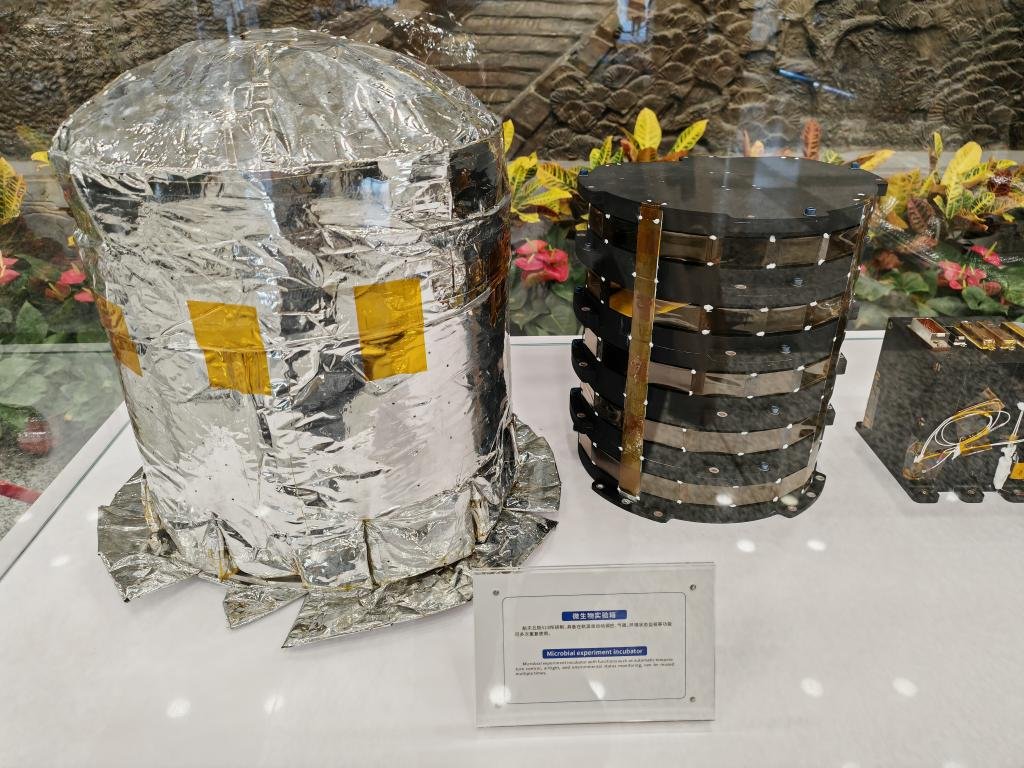 ChinaScience's tweet photo. China has started sowing the space-exposed seeds carried by China's first reusable and returnable satellite, #Shijian19, in south China's Sanya. The seeds include 6 varieties of rice, each with a weight of 100 grams, and 6 corn varieties, each weighing 166 grams. #SpaceBreeding https://t.co/sL0lyyN7Ek