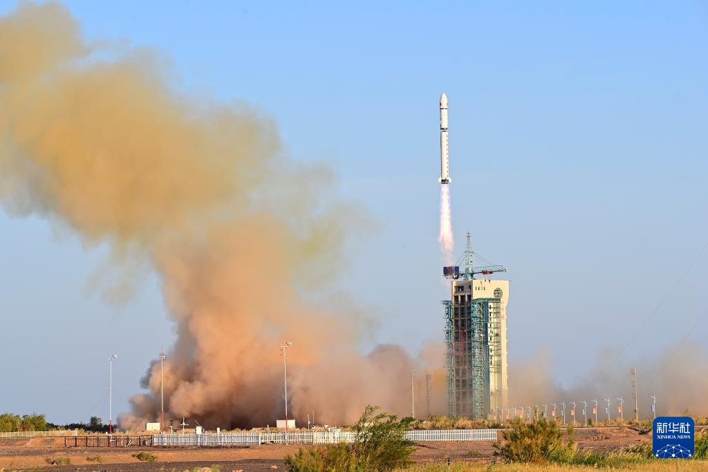 PDChina's tweet photo. China has started sowing the space-exposed seeds carried by China's first reusable and returnable satellite, #Shijian19, in south China's Sanya. The seeds include 6 varieties of rice, each with a weight of 100 grams, and 6 corn varieties, each weighing 166 grams. #SpaceBreeding https://t.co/miaOoBgUU2