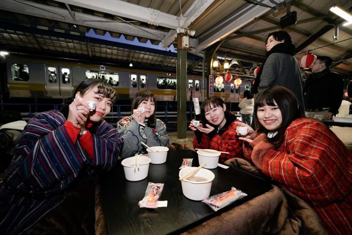 kibun_kitchen's tweet photo. JR両国駅には普段は使用されない幻の｢3番ホーム｣があるんですがそこにコタツを置いておでんと日本酒を楽しめる｢おでん熱燗ステーション｣という最高のイベントを行いますよ。 https://t.co/QsNSvwjK8D
