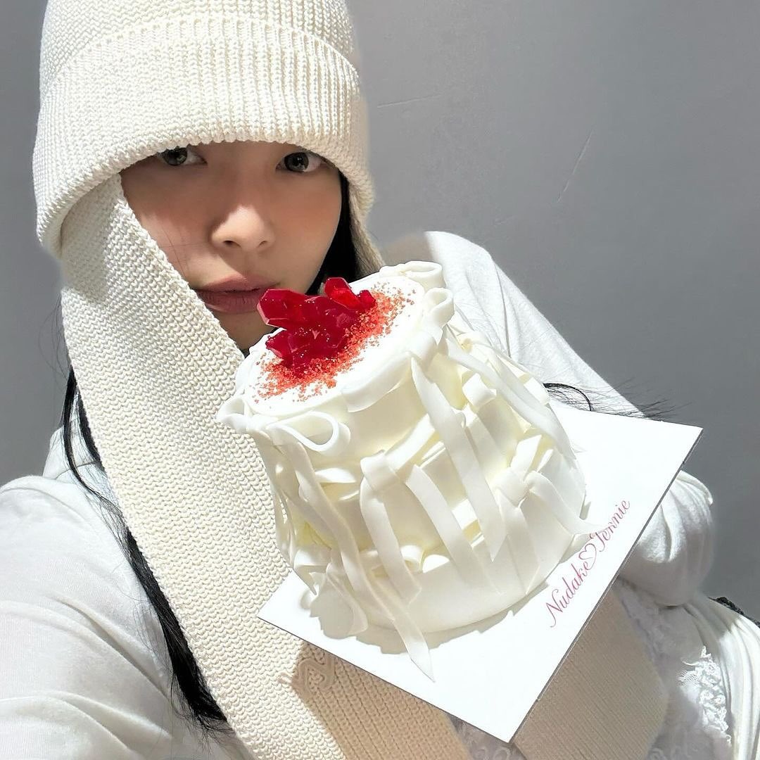 _grapevine_mag's tweet photo. 『NUDAKE 』 とジェニーとのコラボエディションが登場！
ジェニーのアカウントにコラボデザートを手にしている写真やリアクション映像が投稿されました。
白と赤を基調とした新作デザートは、「ホリデー」を連想させる華やかなデザインになっており、ハイヒールの形やリボンディテールが目を引きます🎀 https://t.co/A9b2Ma5v5i