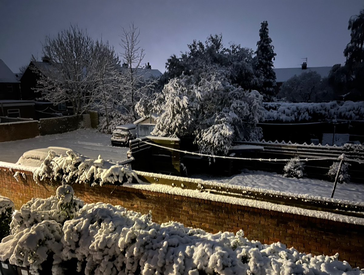 stuartmfoster's tweet photo. Snow tonight, nice to look at but a bit cold lol. #snow #snowday #snowing https://t.co/bJUsipR9Ez