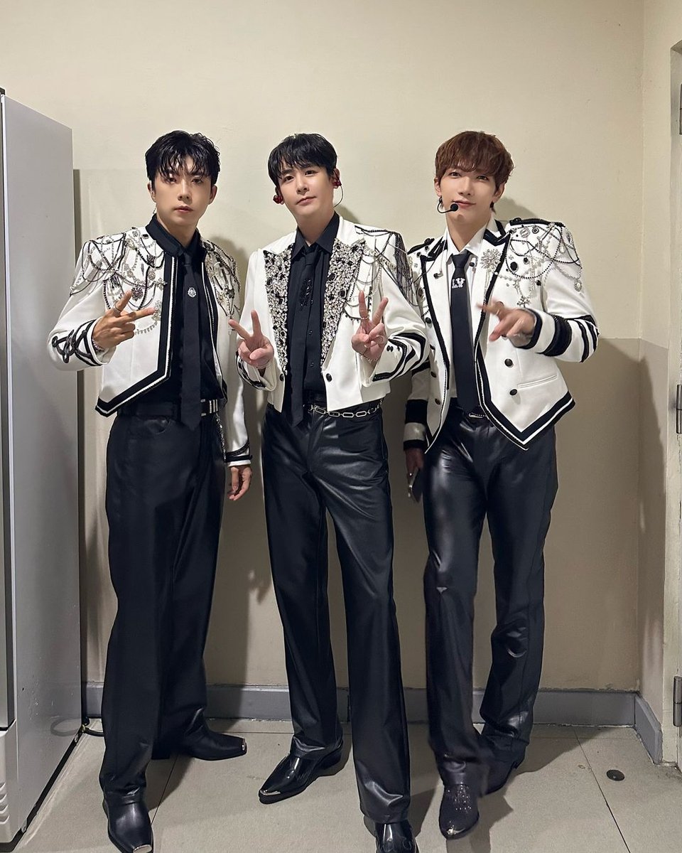 어우... 나란히 있으면 장벽 같음... 왜케 크고 길어요