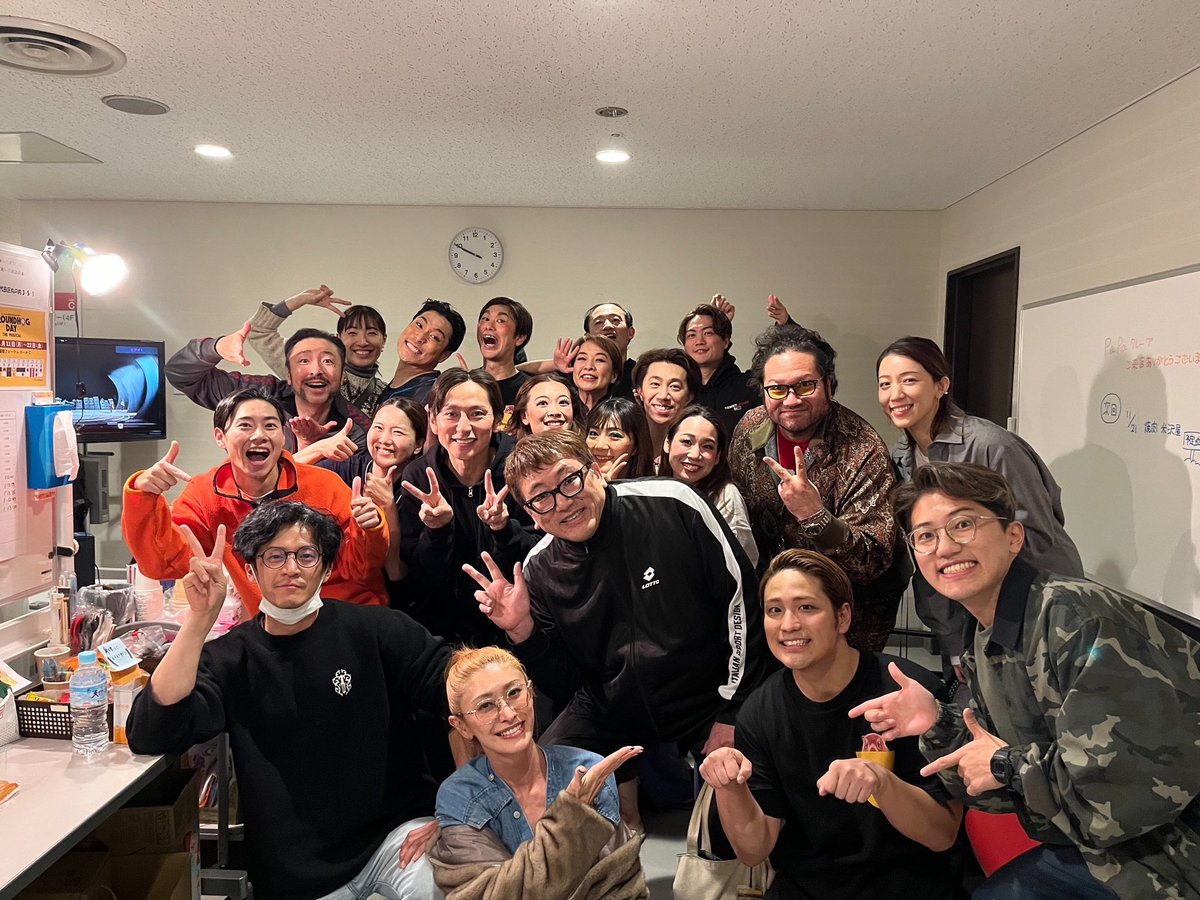 kawakubotakuji's tweet photo. ミュージカル『グラウンドホッグ・デー』東京公演も、いよいよ残り少なくなってきました！
そんな昨日、#小栗旬 くん・ #山田優 さん夫妻が来てくれました！楽屋、盛り上がったなぁ〜！
今日も公演、頑張りますー！！
#グラウンドホッグデー https://t.co/T5TFuH11iY