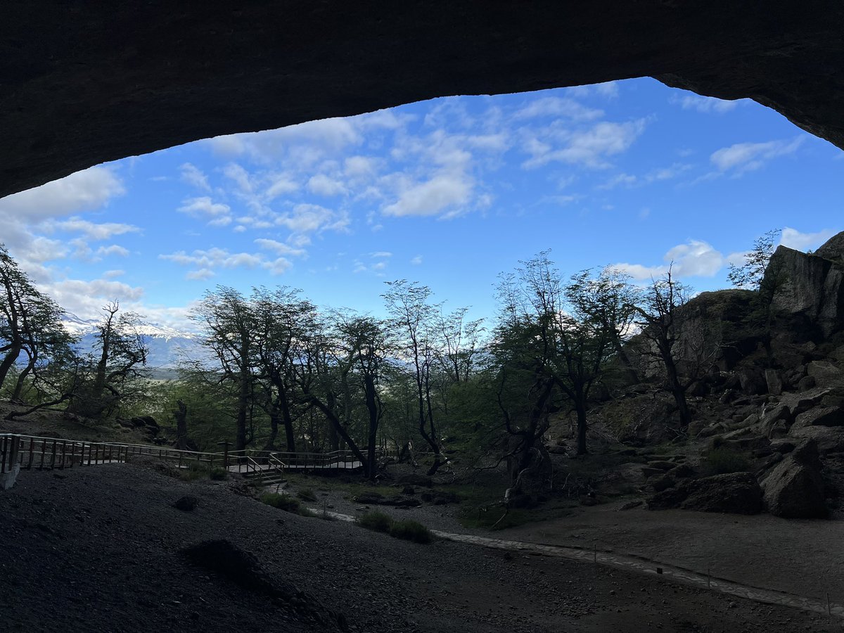 Casi al fin del mundo, muuucho frío en #PuertoNatales, #Chile. Acá el muelle viejo y el milodon. Fui a la cueva que lleva su nombre, donde, aunque este mamífero de 2.5m y 3 toneladas se extinguió hace 10,000 años, ahí se hallaron restos de su piel y huesos en 1896. #DiariodeViaje