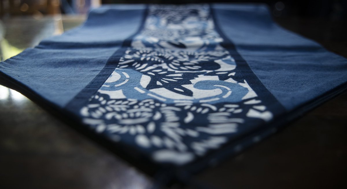 InvestNantong's tweet photo. 💙Join us as we explore Nantong's intangible cultural heritage—#BlueCalico techniques, once studied by vlogger #LiZiqi. This craft, which dates back to the Song Dynasty, has been passed down through generations, becoming a unique cultural symbol of #Nantong. The blue-and-white fabric embodies the charm of thousand-year-old craftsmanship and history.