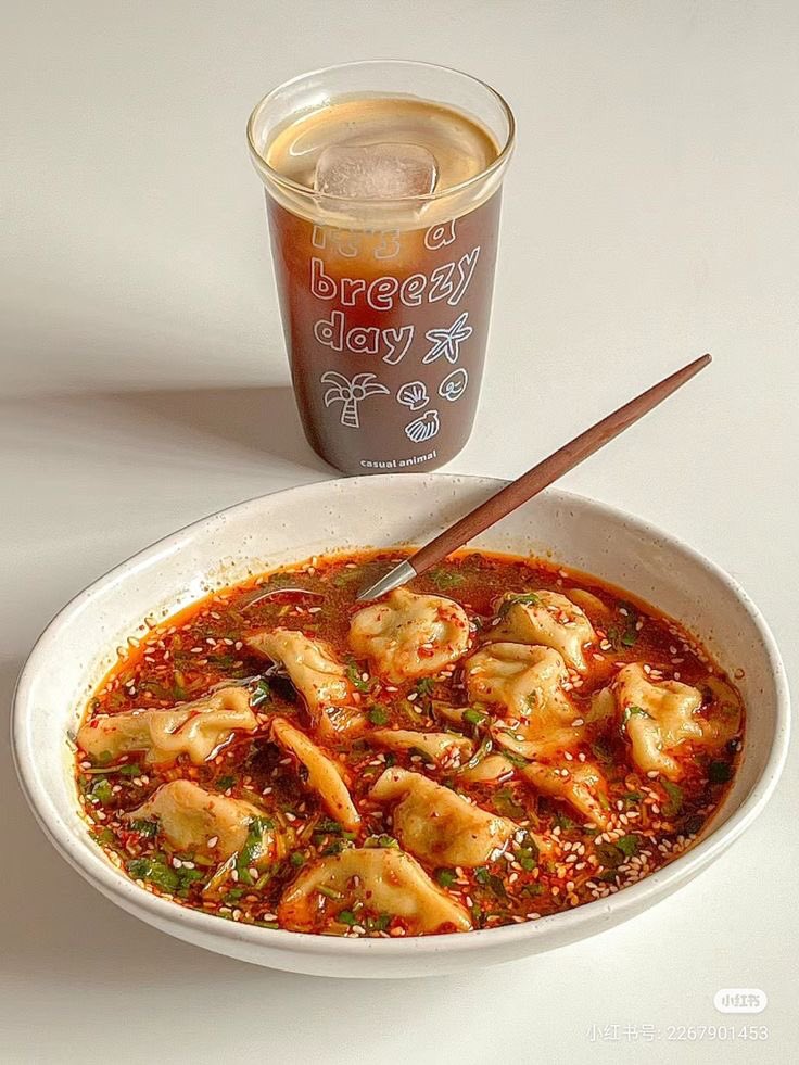 eatsimple_x's tweet photo. Resep Simple Dumpling Chili Oil 🥟🌶️🍲

Pecinta pedes wajib nih cobain resep yang satu ini, apalagi yang berkuah pedes gini cocok dimakan pas musim hujan, dijamin bikin nagih!! 😙🤏🏻

Bahan-bahan:

1. Untuk adonan dumpling:

• Kulit dumpling siap pakai atau bisa membuat sendiri
• 250g daging ayam cincang
• 1 sendok makan kecap asin
• 1 sendok makan minyak wijen
• 1 sendok makan saus tiram
• 1 sendok teh garam
• 1 sendok teh merica bubuk
• 2 siung bawang putih, cincang halus
• 1 batang daun bawang, cincang halus

2. Untuk chili oil dan kuah:

• 4 sendok makan minyak sayur
• 3 sendok makan bubuk cabai
• 1 sendok teh bubuk cabe merah kering
• 2 siung bawang putih, cincang halus
• 1/2 sendok teh garam
• 2 cangkir kuah kaldu ayam/ air
• 1 sendok makan kecap asin
• 1 sendok makan saus tiram
• Daun bawang Iris dan biji wijen (untuk taburan)

Thanks 𝕏 #EatSimple